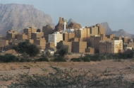 شبوة: معارك وقصف مدفعي في جميع الجبهات والمليشيات تفجر الطريق الرابط بين مارب وبيحان