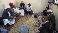 مشائخ من الحجرية يزورون أسرة الحرق ويتوعدون بقطع طرقات تعز في حال لم تقوم الدولة بمسؤولياتها