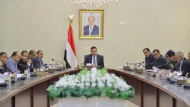 الحكومة اليمنية تجدد التأكيد على إن المرجعيات الثلاث هي الطريق الأضمن والوحيد للسلام