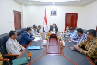 رئيس الوزراء يبحث خطة تطوير وتشغيل المطارات في المحافظات المحررة