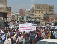 مظاهرة حاشدة بتعز تأييداً للرئيس لهادي وتطالب باستعادة صنعاء 