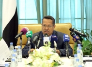 الحكومة توجه بصرف رواتب الدبلوماسيين والعاملين في سفارات اليمن