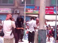 تنظيم القاعدة ينفذ حد الجلد على مواطنين بتهمة تعاطي الكحول والمخدرات بالمكلا