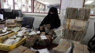 تعليق عمليات بيع وشراء العملات الأجنبية  في عدن حتى اشعار آخر