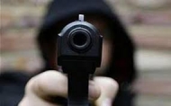 &rlm;اسرة زميل صحفي تتعرض لتهجم واعتداء على منزلهم تحت تهديد السلاح